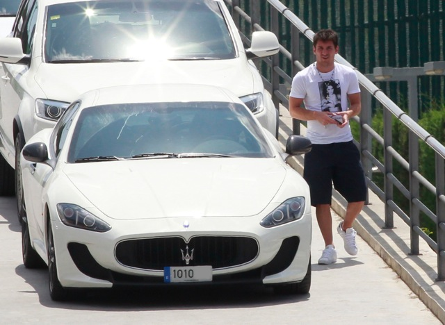 Mới đây, Messi khiến tất cả lác mắt khi anh đánh chiếc Maserati GranTurismo MC Stradale màu trắng đến sân tập của Barca...